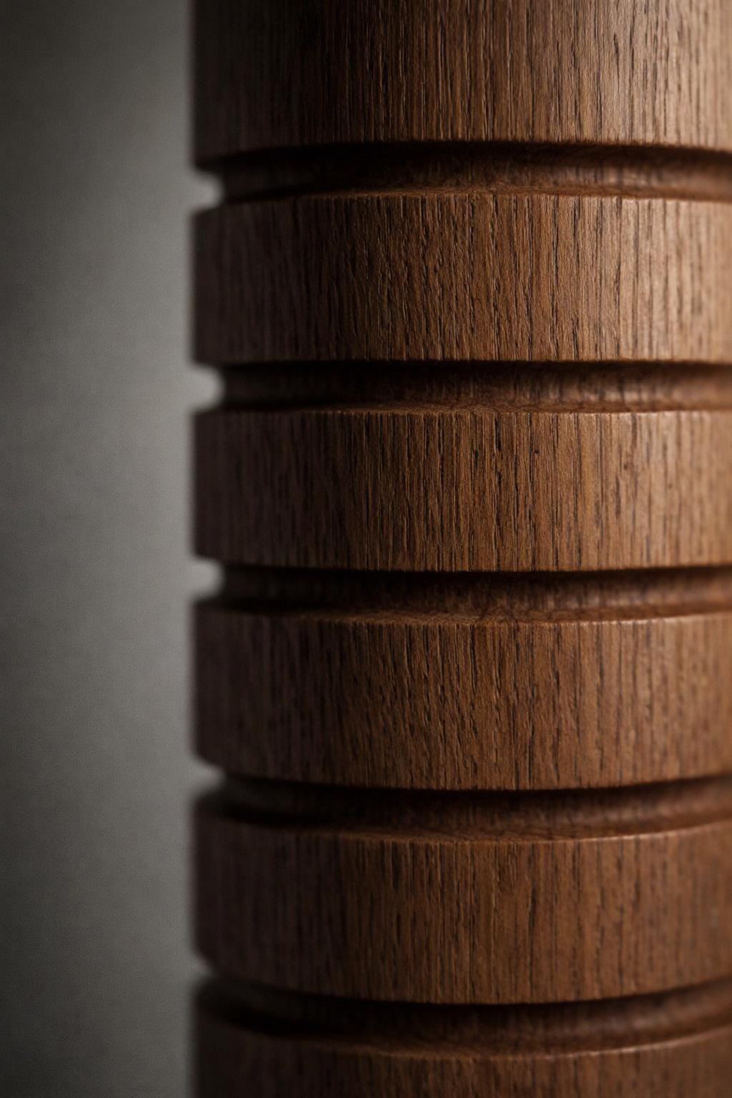 Tótem de roble · 50 × Ø 15 cm — detalle de la veta