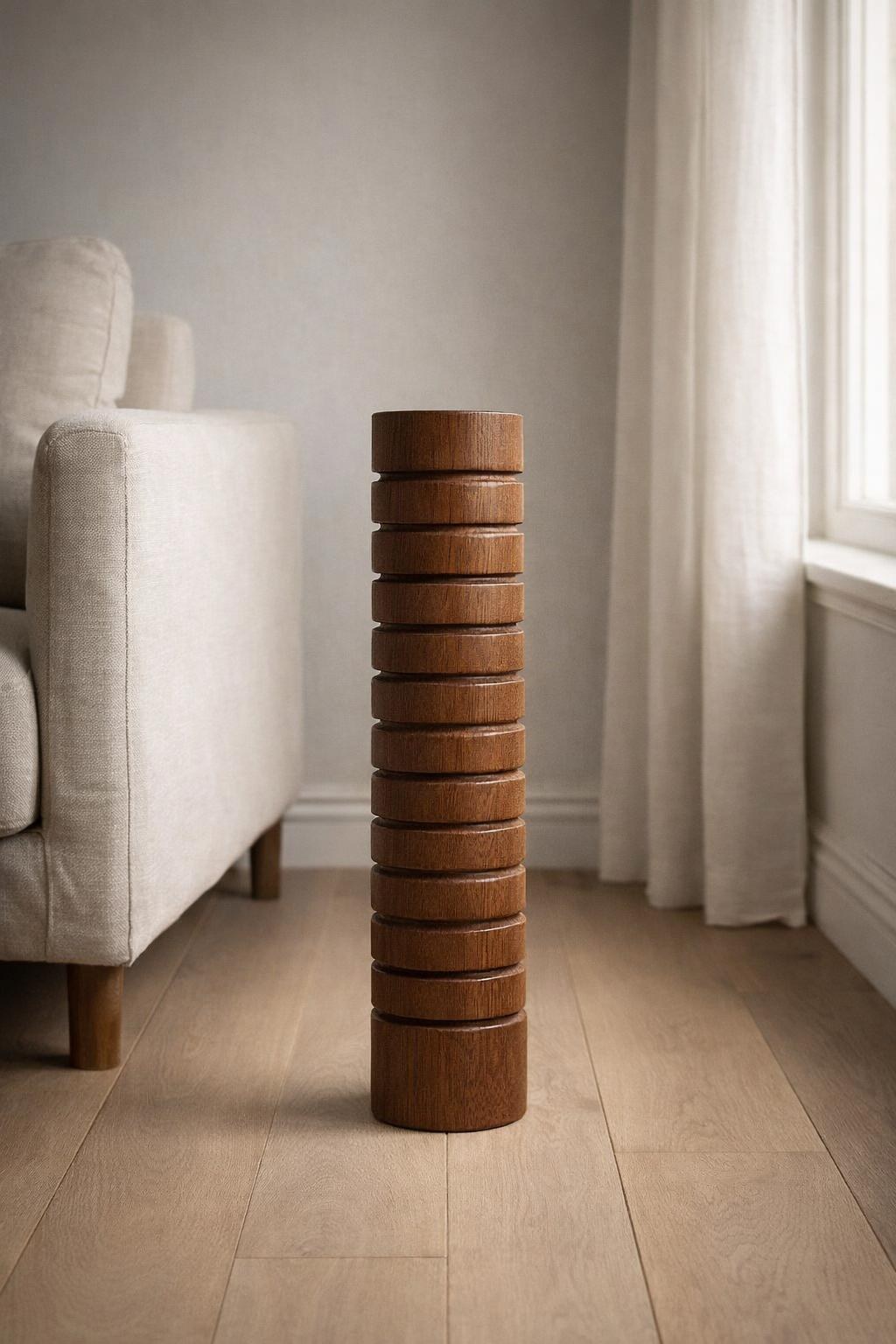 Tótem de roble · 50 × Ø 15 cm — en contexto