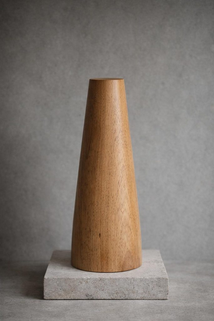 Tótem de teca · 45 × Ø 20 cm — vista frontal